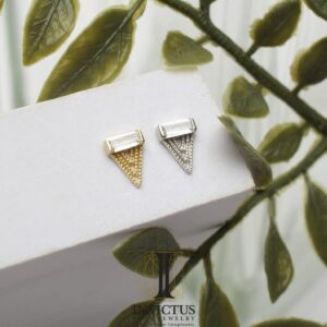 14Kt gold threadless triangular baguette gem top with CZ and triangle bars